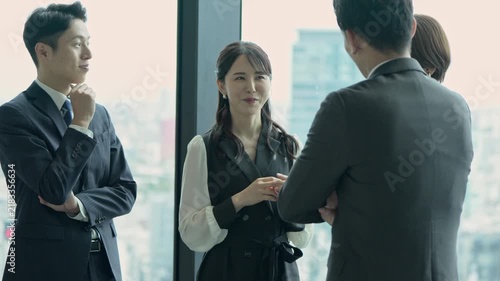話をする男女