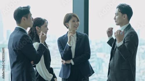 話をする男女