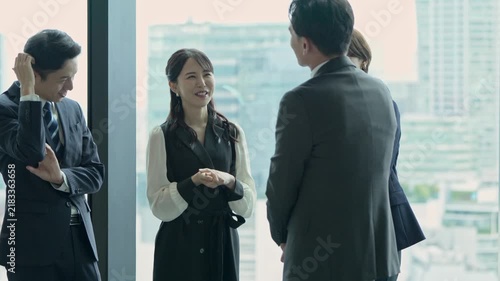 話をする男女