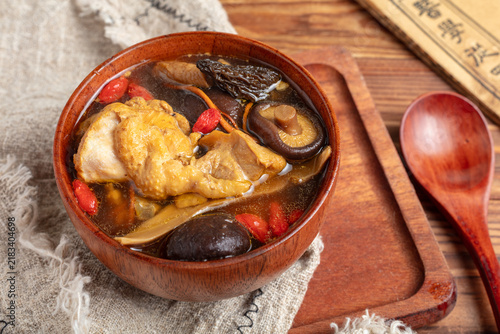 Obraz na płótnie Chinese Chicken and Mushroom Herbal Soup in Wooden Bowl
