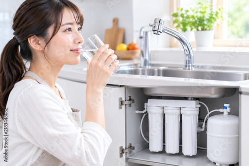 Obraz na płótnie 浄水器・飲料水・女性