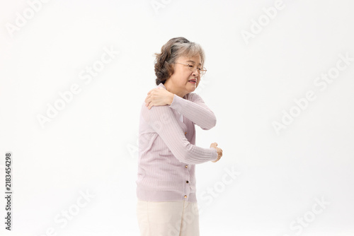 Obraz na płótnie Senior woman shoulder pain grimacing