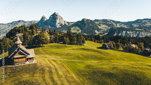 Chiesa del villaggio alpino di Stoos, Canton Svitto, Svizzera con sullo sfondo Grosser e Kleiner Mythen