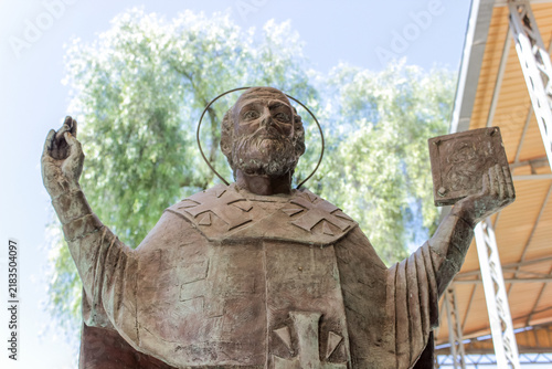 Cuadro en lienzo Bronze Statue of a Bearded Saint Holding a Book and Raising a Hand with Halo