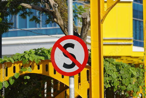 Fotografie The function of a no stopping sign is to prohibit vehicles from stopping in the area altogether—even briefly or to drop off passengers
