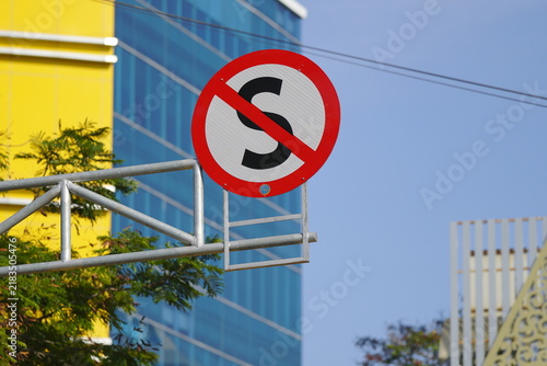 Fotografie The function of a no stopping sign is to prohibit vehicles from stopping in the area altogether—even briefly or to drop off passengers