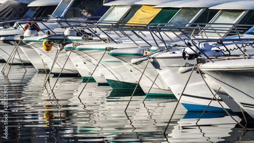 Fotografie Alignement de bateaux de plaisance dans le port de Marseille