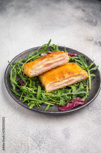 Foto Fried Cordon bleu escalopes with salad on plate