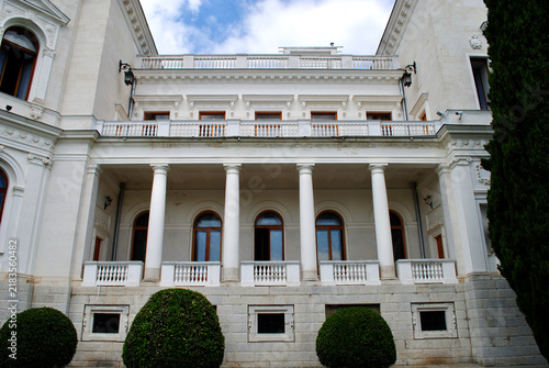 Obraz na płótnie LIVADIA, CRIMEA, UKRAINE - JUNE 2011: Architectural facade of Livadia Palace, the historic imperial residence near Yalta