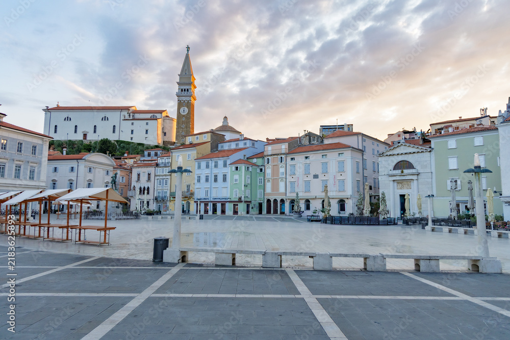 Obraz premium Piran Slovenia sunrise old town square with colorful buildings