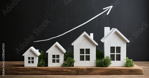 White house models of increasing size with an upward arrow on chalkboard