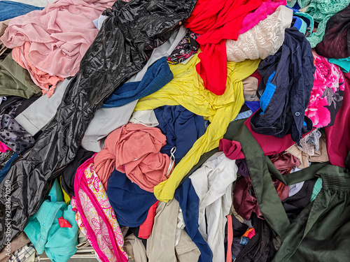 Fotografía a large, mixed pile of discarded and unorganized clothing and textiles