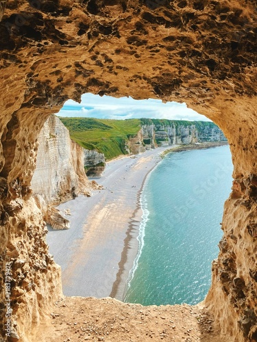 Canvastavla View of the English Channel through a natural opening in the cliffs of Étretat