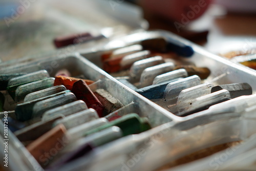 Fotografía Close up view of colorful poster paint tubes stored neatly in a palette box