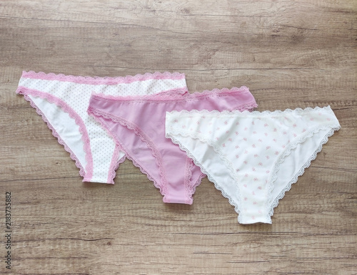 Foto Women's lingerie, elegant cotton panties with lace trim in a flat lay compositio
