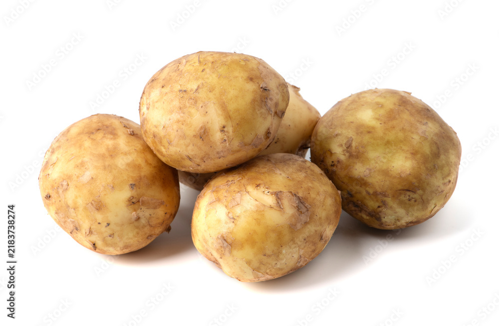 Fototapeta premium potatos isolated on white background close up
