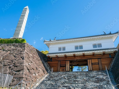 Canvastavla 青空に映える重厚な城門と高くそびえる記念碑