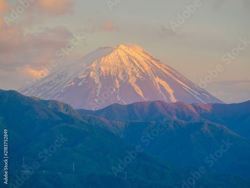 Tapety artystyczne 夕光に輝く富士山頂の残雪と青く静もる山並み