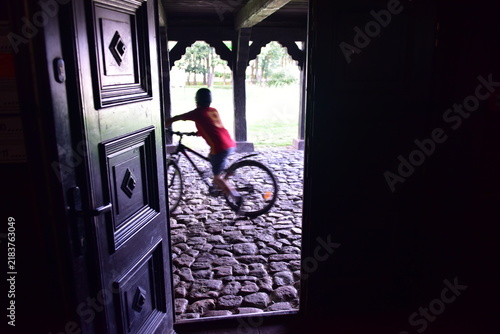 Obraz na płótnie Otwarte drzwi do domu z podcieniami