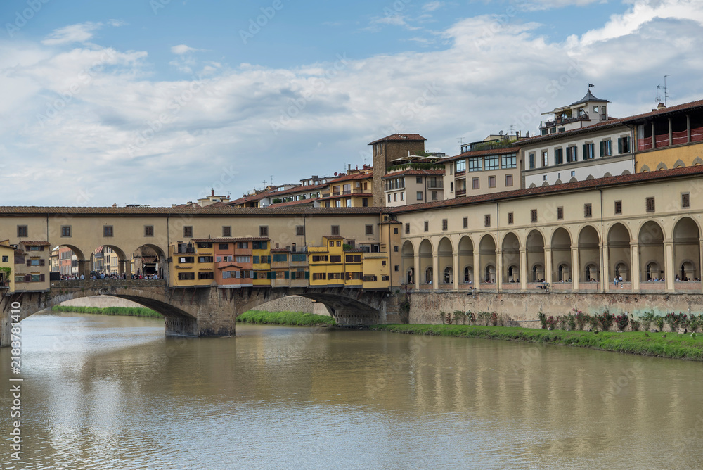 Fototapeta premium Ponte vecchio and the city of florence italy on a sunny day.