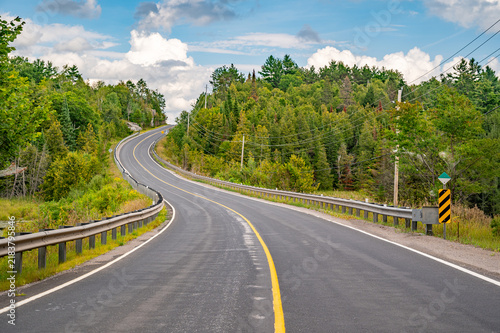 Foto Curving Two-Lane Highway Through Dense Ontario Forest