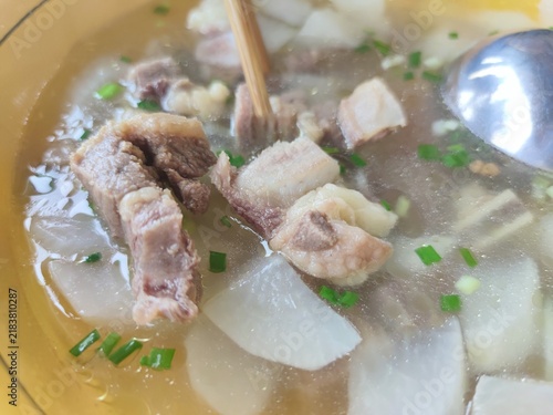 Foto Traditional Xizang yak meat and radish soup served in yellow bowl with chopstick