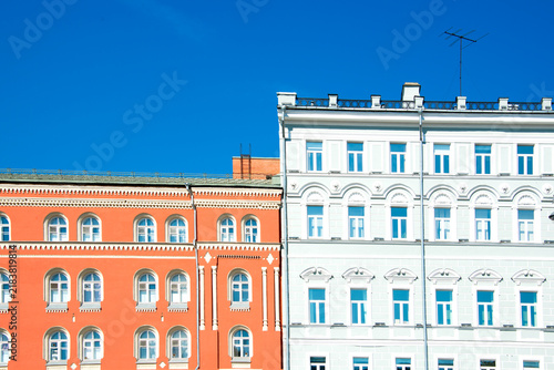 Foto Colorful European Architecture Facades in Terracotta Orange and White Under Vibr