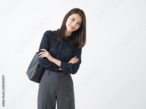 Plakat 腕を組んで微笑むビジネスウーマンの女性
