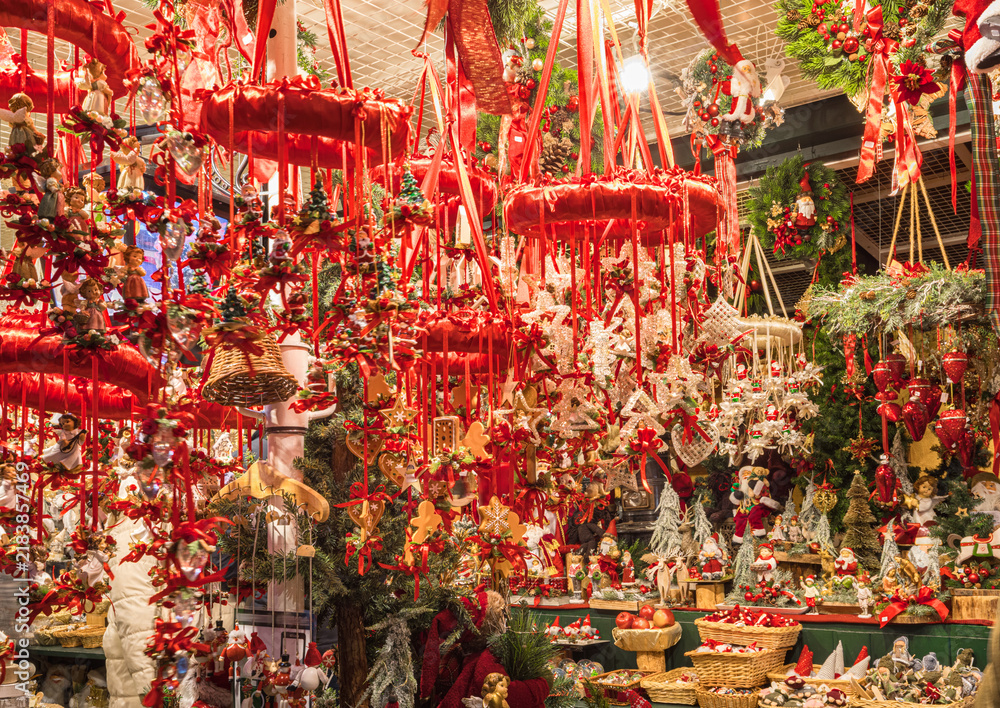 Obraz premium Festive market stall showcasing handcrafted ornaments and Christmas decorations - Salzburg, Austria