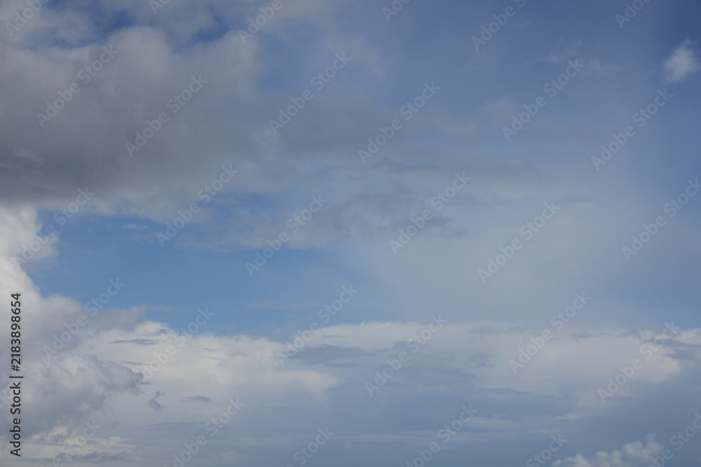 Obraz premium Dramatic cloudy sky with dark storm clouds and changing weather
