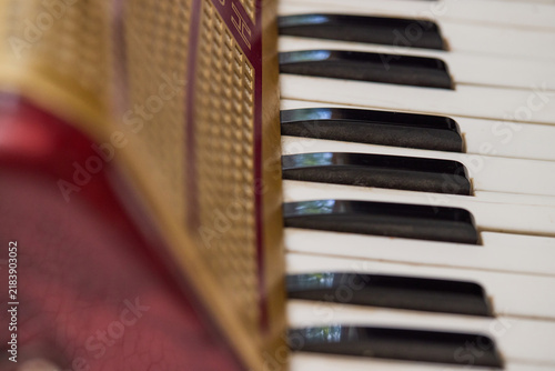 Quadro su tela Vintage musical instrument keyboard with blurred keys and colorful retro details