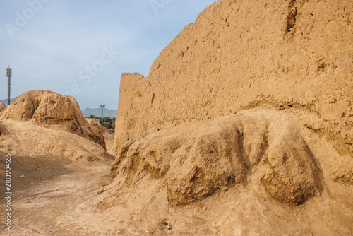 Cuadro en lienzo Historic adobe walls of traditional fortress Jalali Castle, Arg-e Jalali in Kash