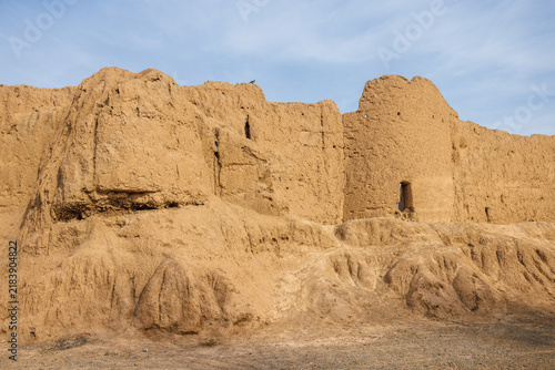 Cuadro en lienzo Historic adobe fortress in Kashan, Iran, with massive earthen walls and traditio