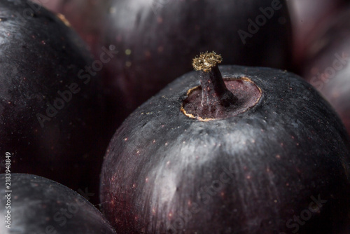 Foto Close-up of glossy black Eleutherococcus senticosus fruit cluster with textured
