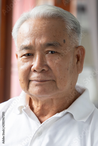 Fotografie southeast asian senior man face portrait with neutral mood and emotionless expre