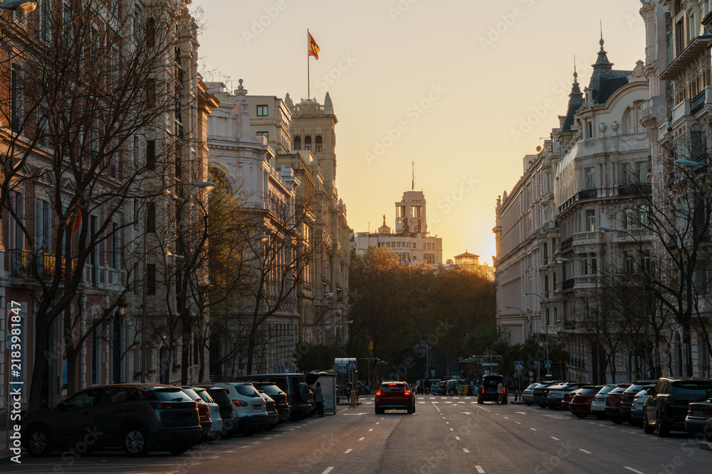 Obraz premium Street view toward Metropolis building at sunset