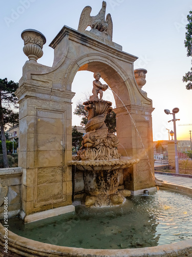Quadro su tela Ornamental Baroque fountain in The Mall garden with a cherub atop sculpted carp
