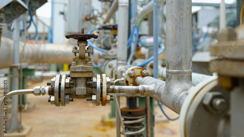 Fotografía Manual 1-inch valve connected to chemical pipeline in an industrial plant; perfo