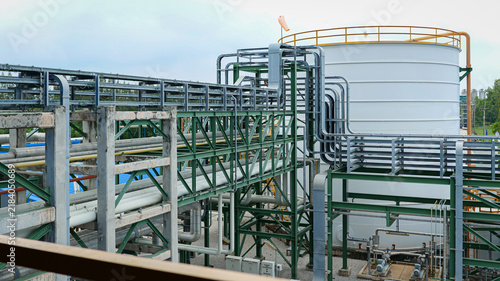 Fotografie Contemporary engineering frameworks in chemical and petrochemical facilities demonstrate technological innovation, structural stability, and optimized industrial processing systems