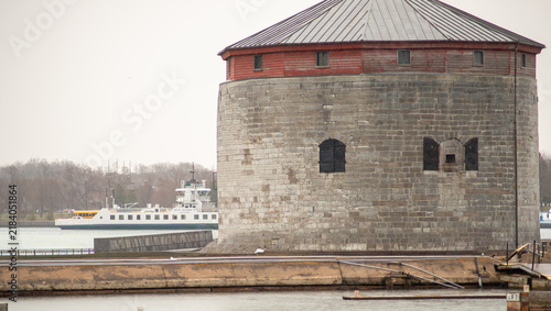 Fotografía 130 years of history seperates this Martello tower from the more modern Wolfe Islander III Ferry passing by