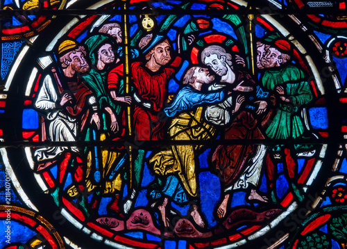 Cuadro en lienzo Judas kisses Jesus while armed men surround them on a colorful Gothic stained glass panel