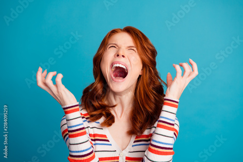 Fotografie Angry frustrated woman shouting and screaming with hands raised — expressive por