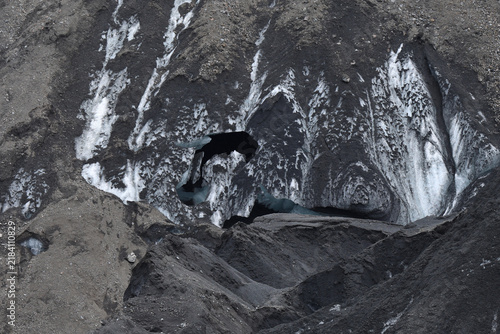 Fotografía Crevasse in ash-streaked glacier ice seen from directly above, Iceland