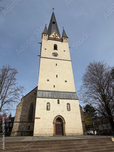 Blick auf die Katholische St. Vincenz Kirche im Zentrum der Stadt Menden im Sauerland	