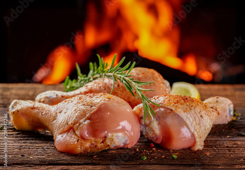 Muslos frescos de pollo frescos