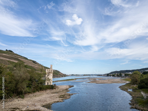 Blick auf den Mäuseturm und Weinberge am Rhein bei Niedrigwasser