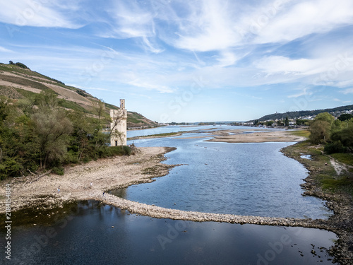 Blick auf den Mäuseturm und Weinberge am Rhein bei Niedrigwasser