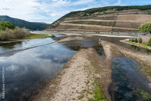 Niedrigwasser im Rhein mit freiliegenden Kiesbänken und Weinbergen an der Nahemündung