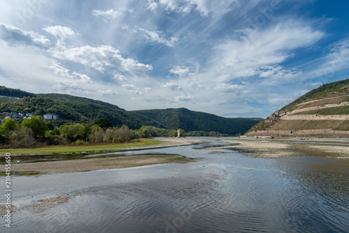 Blick auf das Rheintal mit Mäuseturm und Burg Katz bei Niedrigwasser