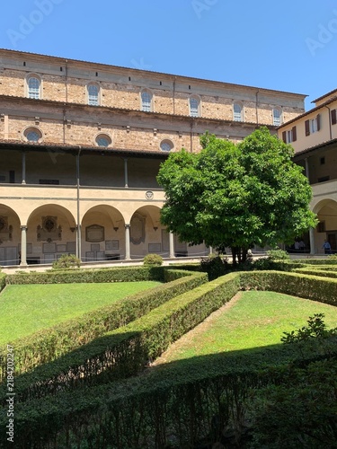 Bild auf Leinwand cloître historique avec jardin au cœur de Florence ,Toscane 
Italy